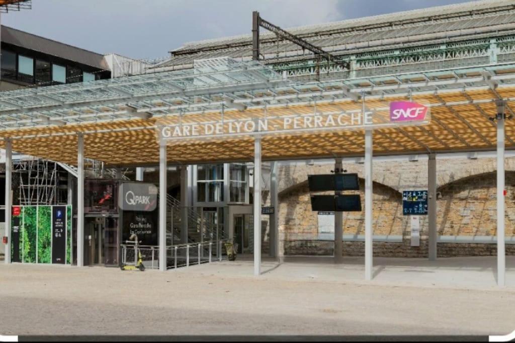 Le Carre D'or - T2, Pres Lyon & Parking Gratuit